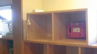 棚に置かれた赤いBOXのAEDの写真
