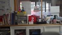 社会福祉法人 慈豊会 グループホームまえやまの一階事務室の棚の上に設置されたAEDの写真