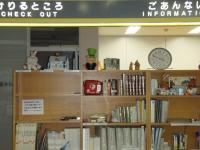 市立図書館のカウンターの棚の中に格納されたAEDの写真