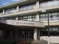 県立駒林特別支援学校校舎の正面入り口の写真