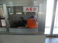 笹神屋内運動場 事務室窓口にAEDが設置されている写真