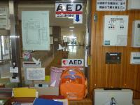 AEDのステッカーとオレンジのBOXに入ったAEDの写真