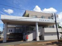 入り口へ続く階段の横に郵便ポストが設置されている、阿賀野市役所京ヶ瀬支所の建物の外観写真