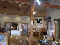 柱や天井に梁がでている、ふるさと農業歴史資料館販売コーナーの写真