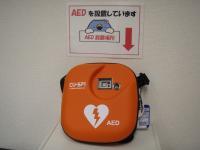 「AEDを設置しています」の張り紙とAEDの機械の写真