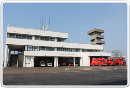 白い3階建ての建物で救急車や消防車が止まっている阿賀野市消防本部・署の外観写真