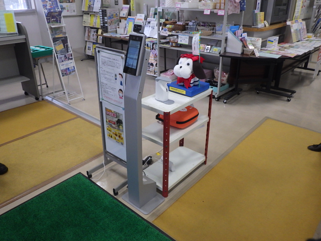 事務室出入口付近棚