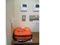 阿賀野市保健福祉センター京和荘の事務室内に設置されたAEDの写真