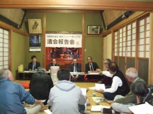千原神明会館で座卓について議会報告会を行っている男性たちの写真