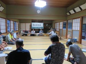 沖ノ館研修所で畳の部屋に集まり議会報告会を行っている写真