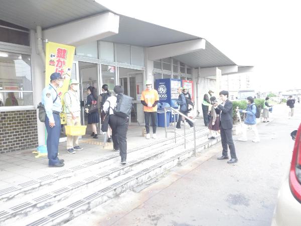 5月28日　水原駅防犯啓発活動その１